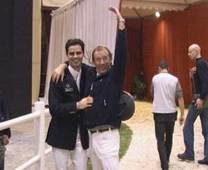 Après sa victoire dans le Top Ten, Rodrigo Pessoa est félicité par ses camarades cavaliers dont le sympathique Français Hubert Bourdy.
