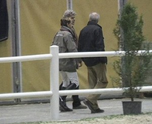 Après avoir repris ses esprits assis au bord du terrain d'entraînement, Markus Fuchs, accompagné du Dr Conti, prend la direction de l'Hôpital de La Tour pour y subir les premiers examens.