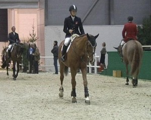 Céline Stauffer sur Daloubet d'Evordes dans le paddock d'entraînement juste avant le Grand Prix Rolex. 