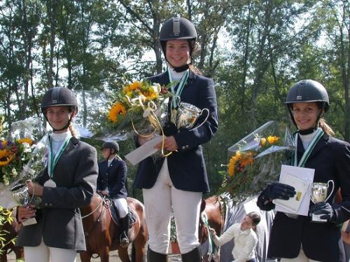 La Gambade - 25.09.05. Les 3 médaillées de la Coupe genevoise juniors Clinique La Colline-Amag: Juliette Pont (2e, Giruta), Camila Wohlers (1e, Ballyengland Breeze) et Nathalie Hoegger (3e, Matador of the Lowlands).