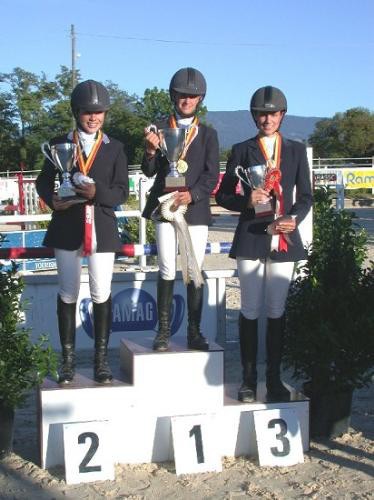 Corsier. Léonore Schopfer (2e, Golden Lady III), Julie Jucker (1e, Ledison) et Solène Wyss (Hekla), les trois cavalières plus régulières de la saison 2004. 