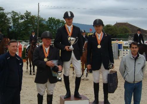 Corsier. De g. à d.: Michel Brand (3e, Travelling Joker), Pierre Brunschwig (1e, Pocahontas III) et Charles Turrettini (3e, Girondelle II). Photo: www.manege-corsier.ch 