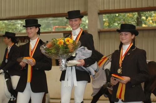 Evordes. De g. à d.: Julie Hottelier (2e, Orink), Delphine Hottelier (1e, Gavotte IV CH) et Alexia Leboissard (3e, Samarkand). Photo: G. de Sépibus, www.sepiphot.com 