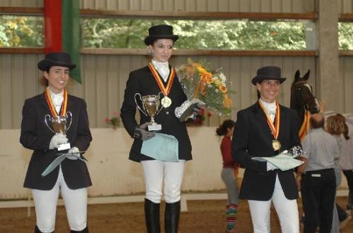 Evordes. De g. à d.: Maroussia Calderari (2e, Geronimo II), Yasmina Filgueiras (1e, Pretty Power) et Alexandra Rothen (3e, Rameau CH). Photo: G. de Sépibus, www.sepiphot.com