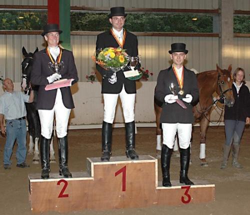 Evordes. De g. à d.: Gabrielle Bouvier (2e, Gingka), Rémi Neulas (1e, Rexos) et Carlo de Donato (3e, Doniro). Photo: G. de Sépibus, www.sepiphot.com