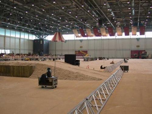 A Geneva Palexpo, les préparatifs vont bon train dans la nouvelle halle 6 de Palexpo. Près de 5'500 mètres carrés de panneaux agglomérés avec une fine couche de résine abrasive ont été placés sur le sol. Ils seront recouverts de terre. 